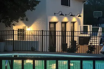 Image de Charming 2-bedroom carriage house located in a peaceful, and quiet neighborhood.