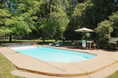 Image de Hollydale House: Comfortable House with a Pool and Huge Yard!