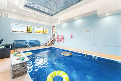 Image de New 6br Cabin | Indoor Pool, Theater & Game Room