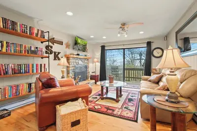 Image de Tranquility Beech: 2br Condo Steps from the Slopes--Parking Lot Level: No Stairs