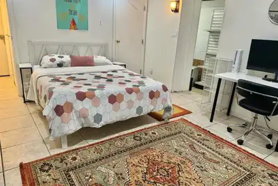 Image de 2-bedroom, 1 Bath apartment in gorgeous Roslyn with backyard & Playground