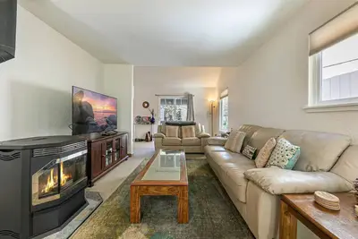 Image de 4 Bdrm - Family Friendly - Minutes from Tahoe Beaches