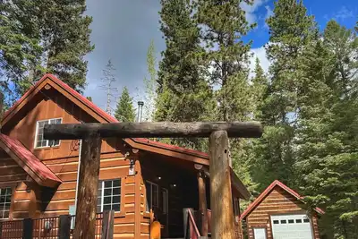 Image de The Cozy Acorn Cascade Lake Retreat
