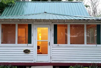 Image de Cozy cabin with WiFi, hot tub, lake access, and Ac in charming Whitehall.