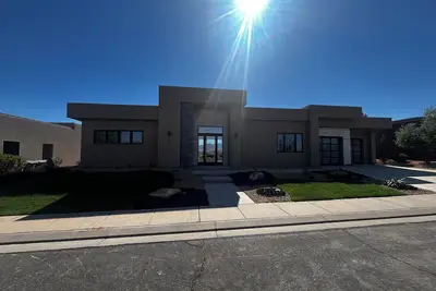 Image de Modern 4-bedroom 4. 5 bath house in a prestige Hurricane area.