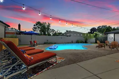 Image de Private Heated Pool, Firepit, Walk to Parks + Eats