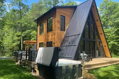 Image de Fern and Moss A-frame Lakefront Hot Tub
