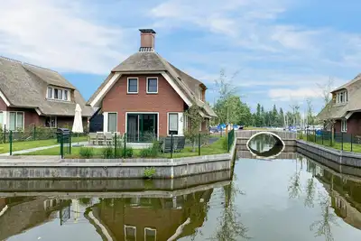 Image de Maison confortable à Idskenhuizen avec.