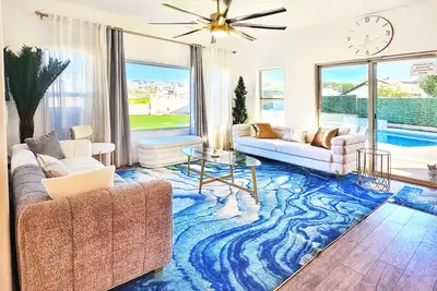 Image de Luxe Desert Oasis, Sparkling Pool and Hidden Speakeasy Room!