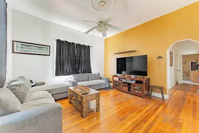 Image de Cozy 3br • Workspaces • Laundry
