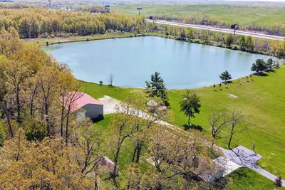 Image de Cozy Secluded Estate with a Private Pond - Easy Access and Pet Friendly