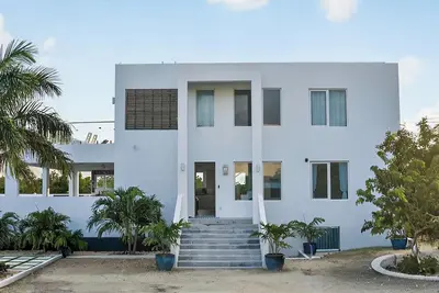 Image de Luxury gated Caribbean Oasis Sleeps 20 Private Pool and Group Getaway Paradise!