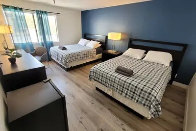 Image de Double Queen Bed Suite in Beverly Hills with Ac + WiFi