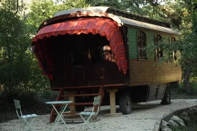Image de Petite maison 'La Roulotte Authentique' avec terrasse privée, jardin privé et Wi-Fi