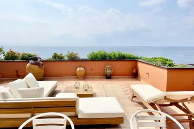 Image de Appartement 'Della Baia' avec vue sur la mer, terrasse privée et Wi-Fi