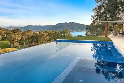 Image de Mountain Bay Retreat near Goughs Bay Sleeps 10