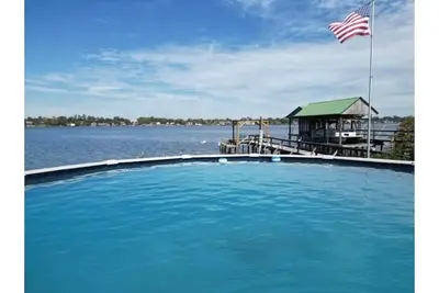 Image de Lakefront 4-bedroom /2 Ba, Sleeps 10, private pool and pier. + View!