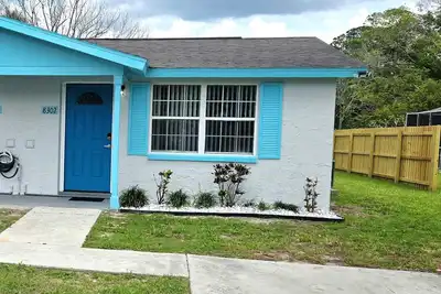 Image de This centrally located unit offers full kitchen and washer-dryer machine.