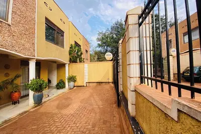 Image de 4-bedroom estate in welcoming Kigali-Rwanda with WiFi in a family-friendly area.