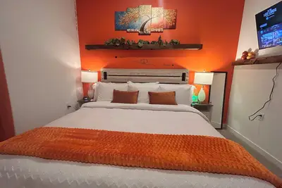 Image de Exquisite Scandinavian touch private guest suite in newly built neighborhood