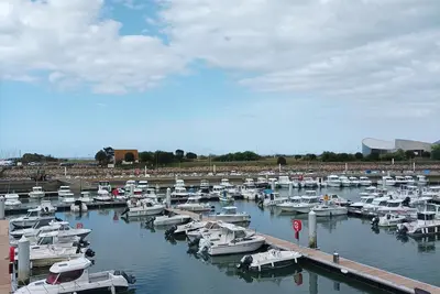 Image de Appartement à Courseulles-sur-Mer avec Vue sur Port et Parking