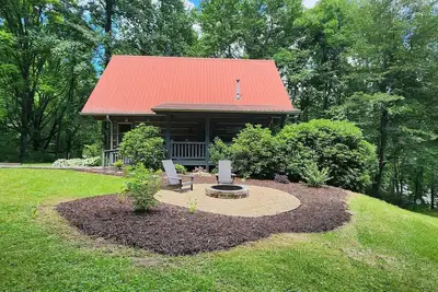 Image de Serene cabin nestled amid the majesty of the Great Smoky Mountains