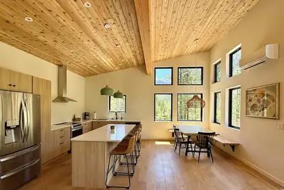 Image de Modern house with mountain views