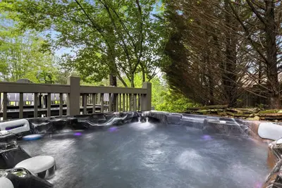 Image de 12 Min to Downtown! Sleeps 16~Hot Tub~Fire Pit