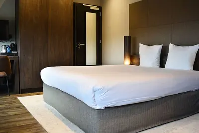 Image de Prime Location Near City Center, Local Hotspots, Beach Vibes & Outdoor Adventure