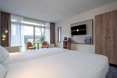 Image de Scenic & Serene Rooms: Pool, Sauna, and Trails Just Steps Away - 2 Units