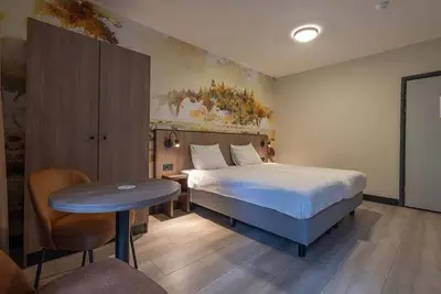 Image de Quaint Room in the Woods w/ Terrace Overlooking Forest – Romantic Spot