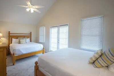 Image de Beach Getaway! Relaxing Room, Balcony w/ Views, Living Room! Onsite Pool!
