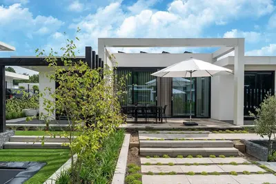 Image de The perfect combination of luxury, comfort and relaxation. Whether you enjoy the jacuzzi, the refined decor or the beautiful view from the garden, this villa offers a holiday experience at the highest level.