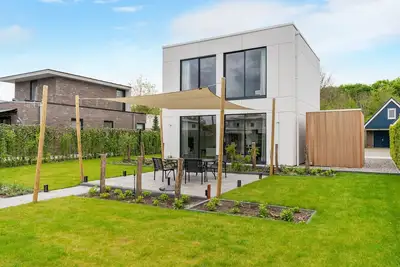 Image de Luxurious 4-person house on the water with modern kitchen, direct access to the water and comfortable furnishings. Perfect for rest and relaxation!