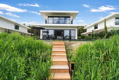 Image de Luxury 6-person villa on the water with 3 bedrooms, 3 bathrooms, bath, balcony, spacious garden with swimming jetty and modern kitchen. Located at Villa Resort Harderwold near Harderwijk and the Veluwemeer.