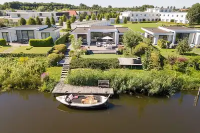 Image de Waterfront villa. Including putting green, Green Egg barbecue, lounge set and a modern kitchen with Quooker. Perfect for a relaxing holiday!