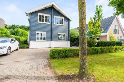 Image de Luxury 8-person villa with jacuzzi, fireplace, barbecue and direct access to the water. Stylish Scandinavian design and plenty of privacy!