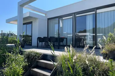 Image de Luxury 6-person holiday villa on the water with 3 bedrooms, 2 bathrooms, a spacious terrace with lounge set and sunbeds, and a private swimming jetty. Located at Villa Resort Harderwold, close to Harderwijk and the Veluwemeer!
