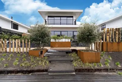 Image de Luxury 8-person villa on the water with Jacuzzi, Barrel Sauna, private jetty and spacious garden. Located at Villa Resort Harderwold, near Harderwijk and the Veluwemeer!
