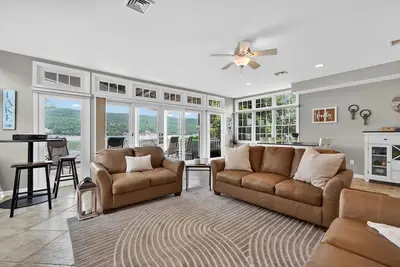 Image de Lakefront | Sleeps 10 • Docks • Kayaks • Fire Pit
