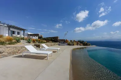 Image de Maison de bord  de mer avec piscine privée, à 100 mètres des plages