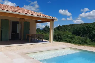 Image de Maison isolée avec vue & piscine
