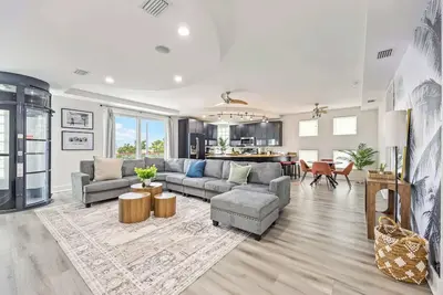 Image de Oceanfront 6br | Indoor Pool, Theater, Funky Fun