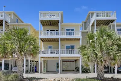 Image de 5 Bedroom home located in Heart of Surf City, beach access across street