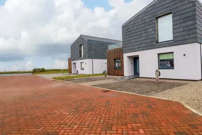 8 Karn Havos, pet friendly, character holiday cottage in Mawgan Porth
