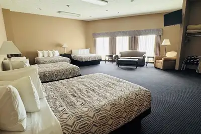 Image de Sleeps 10: One Block to Downtown Hotel Suite