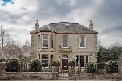 Image de Private and Prestigious Luxury Home
