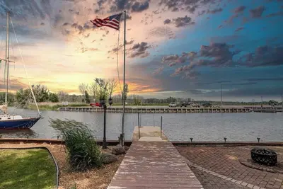 Image de Waterfront Home w/ Dock – Sleeps 8