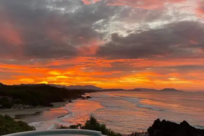 Image de Beautiful 3 bedroom house with 180 degree view of the ocean and whale watching