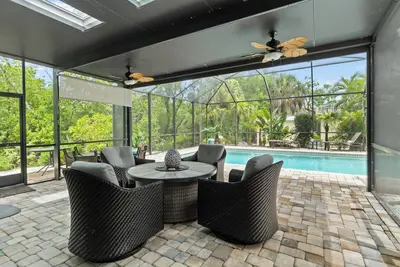Image de Beautiful 5 Bedroom Pool Home with Dock on Canal!